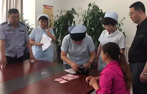 捡到2万元现金后，我院的美小护们是这么做的!