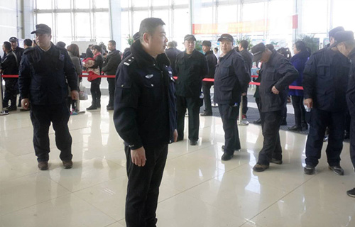 把生命交给医护人员，把平安交给安保人员