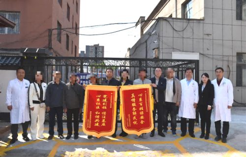 与群众心连心，我院主动拆除围墙，开辟“生命通道”