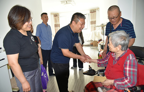 走访慰问送温情 情暖离休干部心