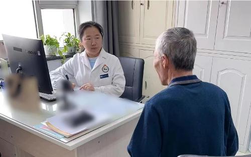揭秘牙龈出血真相，医生建议肝病患者这样做……