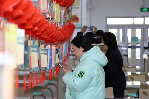 巧手同心制汤圆，暖意融！群智逸趣猜灯谜，欢乐多！