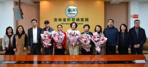 花香送暖 荣退情长丨这场退休职工座谈会温情满怀